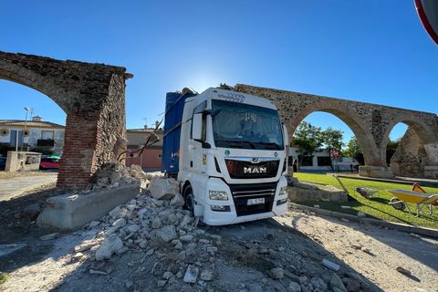Un șofer român de TIR a distrus un monument istoric din Spania, construit în 1783. Bărbatul ar putea plăti pentru reparații